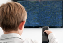 Kind, TV gucken; © Michael Rosenwirth - Fotolia.com