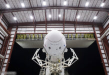 Das SpaceX-Raumschiff "Crew Dragon" aus der Nähe betrachtet im Hangar der NASA in Cape Canaveral.