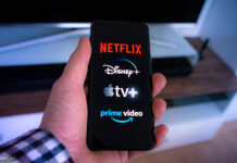 Smartphone mit Logos der Streaming-Dienste Netflix, Disney+, AppleTV+, Amazon Prime Video