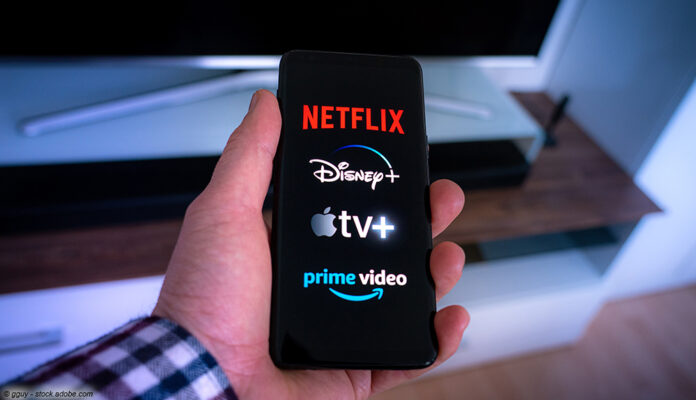 Smartphone mit Logos der Streaming-Dienste Netflix, Disney+, AppleTV+, Amazon Prime Video