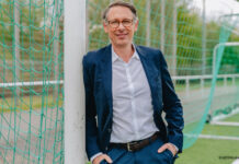 Sportschau-Chef Steffen Simon lehnt an Pfosten