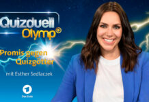 Esther Sedlaczek vor dem Quizduell Logo