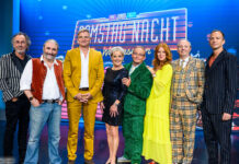 RTL Samstag Nacht kehrt zurück. Die alte Garde vor dem Logo der Kult-Show.