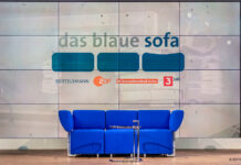 Das blaue Buchmesse-Sofa