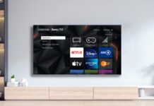 Der Roku TV R5G von Coocaa im Aufstellbeispiel montiert vor einer Wohnwand