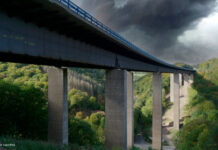 Rahmedetalbrücke vor dunklem Himmel