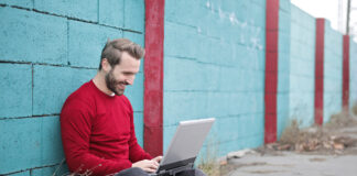 Mann mit Laptop