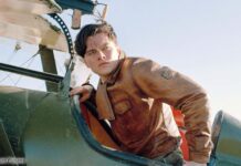 Leonardo DiCaprio an Bord eines Doppeldecker-Flugzeugs als der junge Howard Hughes in "Aviator"