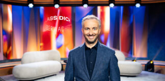 Jan Böhmermann als Moderator von "Lass dich überwachen!" im ZDF