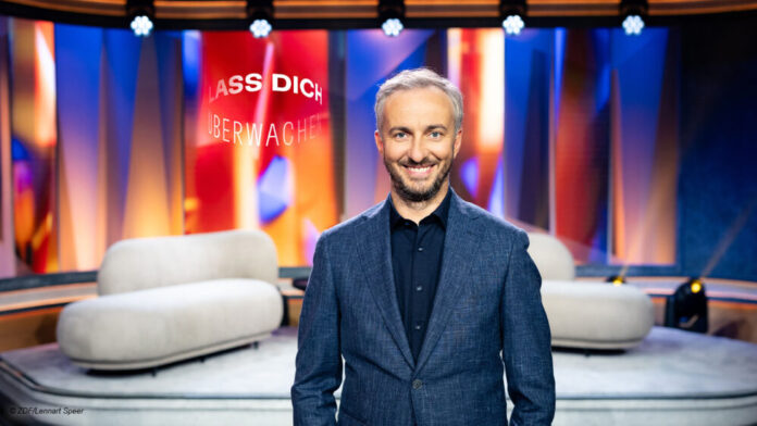 Jan Böhmermann als Moderator von "Lass dich überwachen!" im ZDF