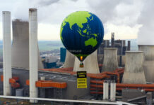 Ein Heißluftballon von Greenpeace vor einem Kohlekraftwerk