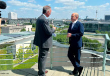 Stephan Lamby und Olaf Scholz in "Regieren am Limit"