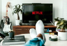 Netflix Wohnzimmer Gitarre