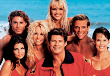 Die "Baywatch"-Crew lächelt in die Kamera