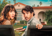 "Based on a True Story": Kaley Cuoco und Chris Messina schauen erschrocken in die Kamera, im Hintergrund sieht man eine Leiche im Garten liegen.