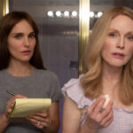 Natalie Portman und Julianne Moore vor dem Spiegel in "May December"