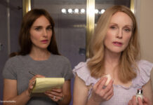 Natalie Portman und Julianne Moore vor dem Spiegel in "May December"