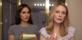 Natalie Portman und Julianne Moore vor dem Spiegel in "May December"