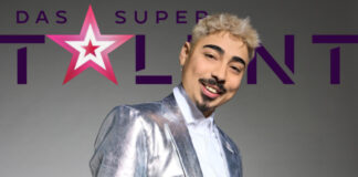 Tony Bauer vor dem "Supertalent"-Logo