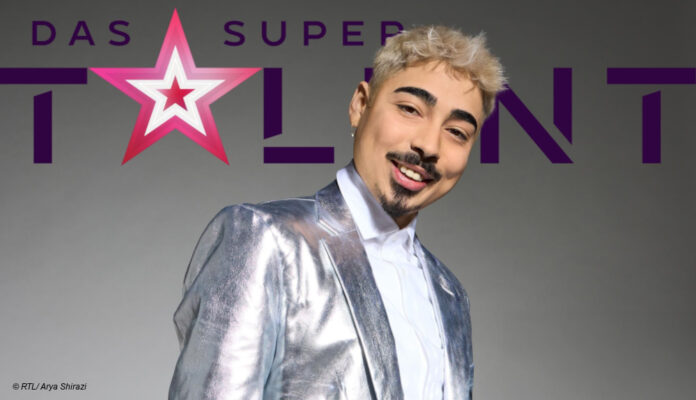 Tony Bauer vor dem "Supertalent"-Logo