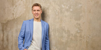 Christian Schleker ist neu in der RTL NEWS Primetime Chefredaktion und lehnt sich an eine Wand