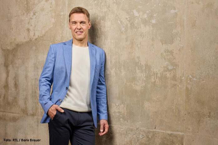 Christian Schleker ist neu in der RTL NEWS Primetime Chefredaktion und lehnt sich an eine Wand