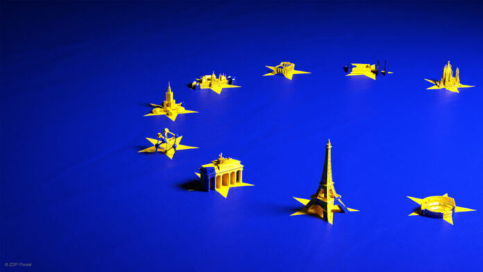 EU-Flagge, die Sterne bestehen aus europäischen Wahrzeichen wie dem Eiffelturm und dem Brandenburger Tor