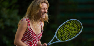 Steffi Graf (gespielt von Lena Klenke) lachend mit einem Tennisschläger
