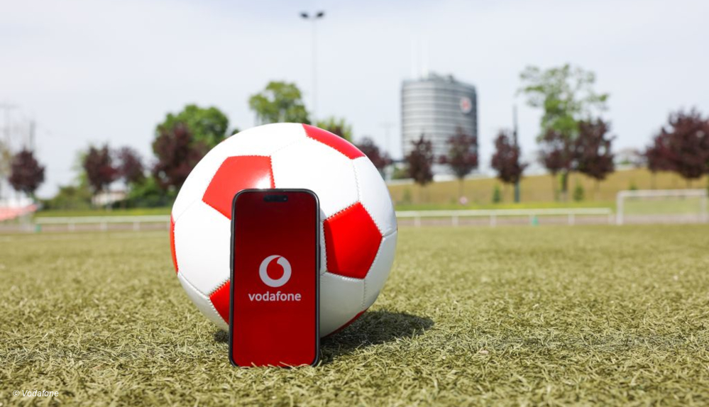 Vodafone hat Netflix-Datenverkehr analysiert, Foto von Fußball und Smartphone auf dem Rasen