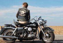 Austin Butler am Straßenrand in "The Bikeriders"