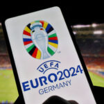 Smartphone mit EURO 2024 Logo im Fußballstadion