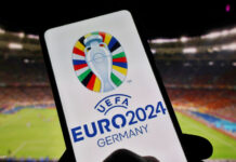 Smartphone mit EURO 2024 Logo im Fußballstadion