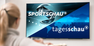 Ein Fernseher zeigt eine Kombination der Logos von Sportschau und Tagesschau.