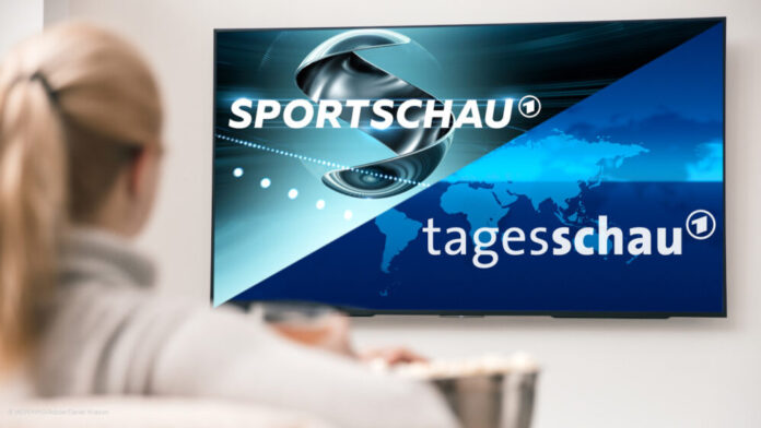 Ein Fernseher zeigt eine Kombination der Logos von Sportschau und Tagesschau.