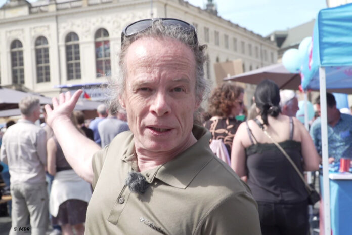 Exactly-Reporter Thomas Datt auf einer AfD-Demo in Dresden
