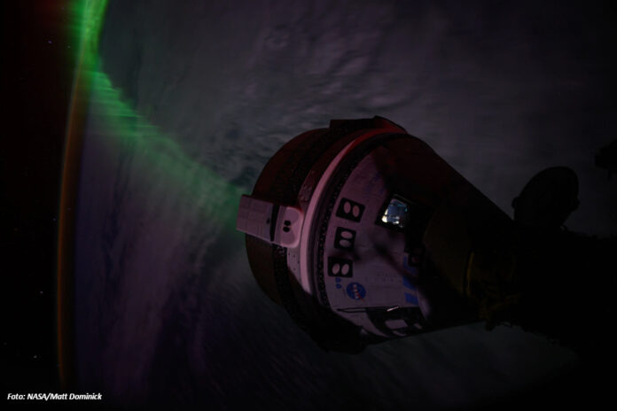 Starliner-Raumkapsel von der ISS aus fotografiert, im Hintergrund wohl Aurora Borealis