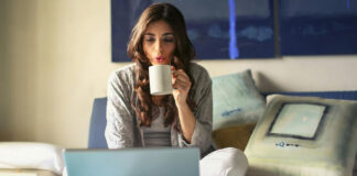 Frau im Bett mit Laptop