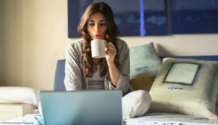 Frau im Bett mit Laptop