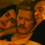 Margaret Qualley, Jesse Plemons und Willem Dafoe im Bett