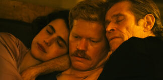 Margaret Qualley, Jesse Plemons und Willem Dafoe im Bett