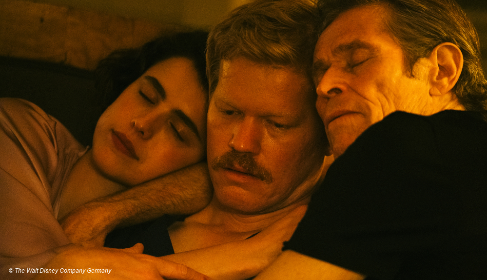 Margaret Qualley, Jesse Plemons und Willem Dafoe im Bett in "Kinds of Kindness"