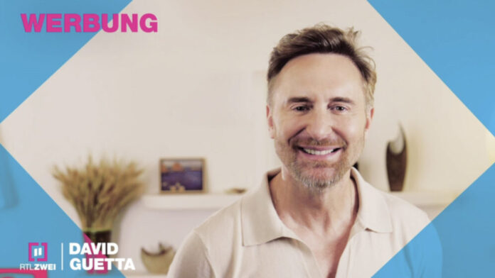 David Guetta lächelt in die Kamera, davor die Schrift "Werbung" und "RTLZwei"