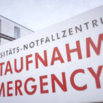 Schild einer Notausnahme einer Uni-Klinik in Nahaufnahme