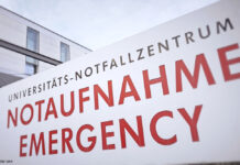 Schild einer Notausnahme einer Uni-Klinik in Nahaufnahme