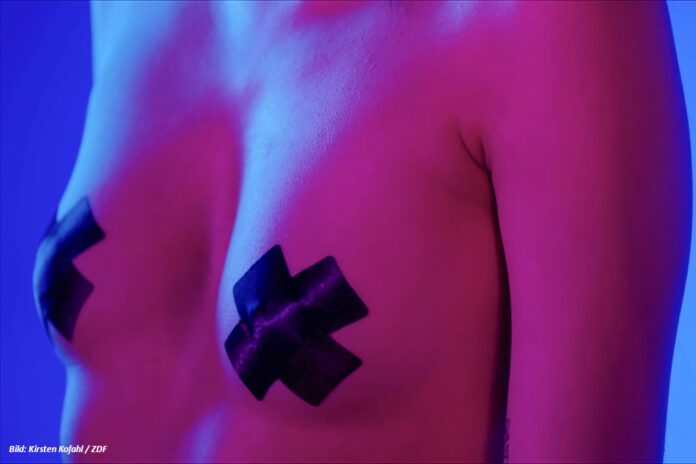 Brüste mit Klebeband beklebt in blau-violettem Licht
