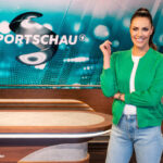 Esther Sedlaczek steht im Sportschau Studio vor dem Logo der Sendung