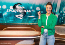 Esther Sedlaczek steht im Sportschau Studio vor dem Logo der Sendung