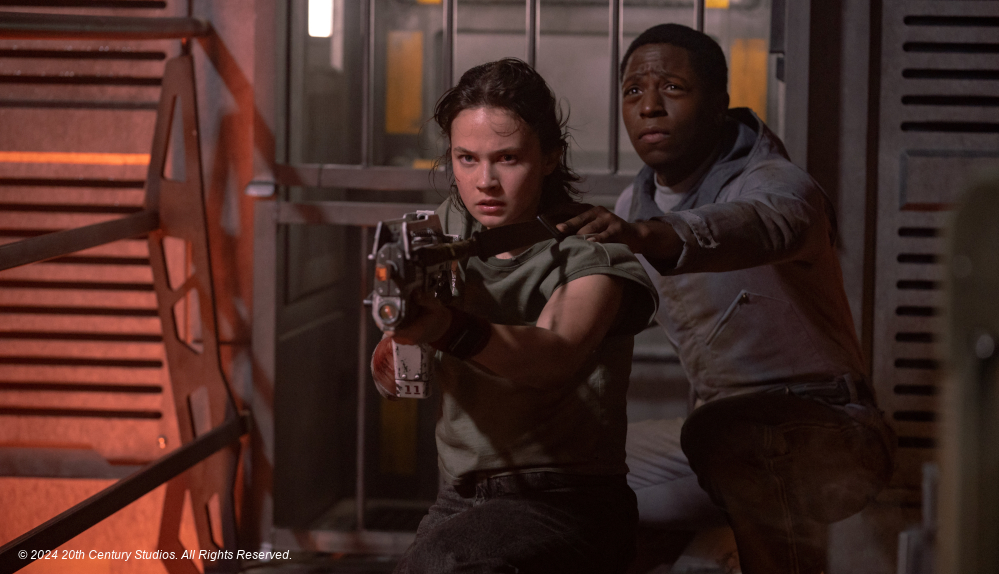 Cailee Spaeny mit einer Waffe in "Alien: Romulus"