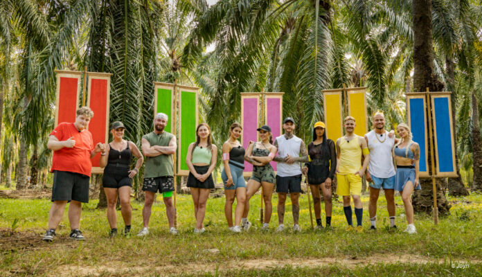 Die Teams von "Good Luck Guys" am Strand