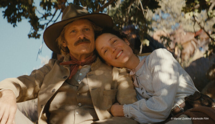 Viggo Mortensen und Vicky Krieps unter einem Baum